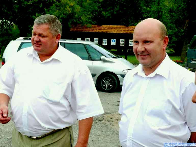 Metelių bendruomenės pirmininkas kunigas V. Prajara su Lazdijų raj. vicemeru B. Rutelioniu  